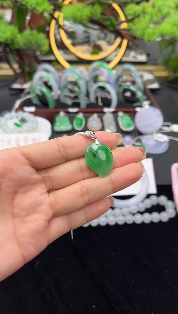 颈饰18K金镶嵌翡翠吊坠