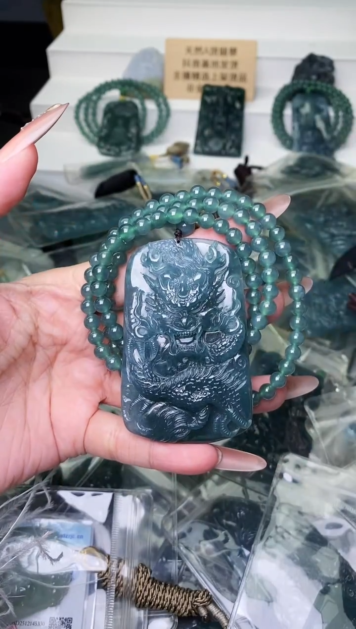 颈饰未镶嵌翡翠 