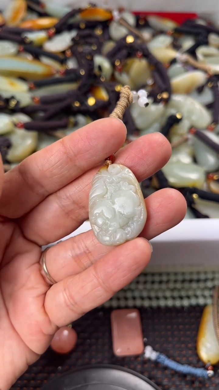 【闪购商品】和田玉颈饰未镶嵌多样性发货没有证书拍一发一有瑕