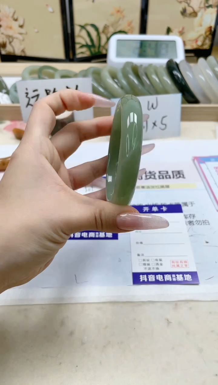 【闪购商品】石英质玉手镯未镶嵌302/60.4