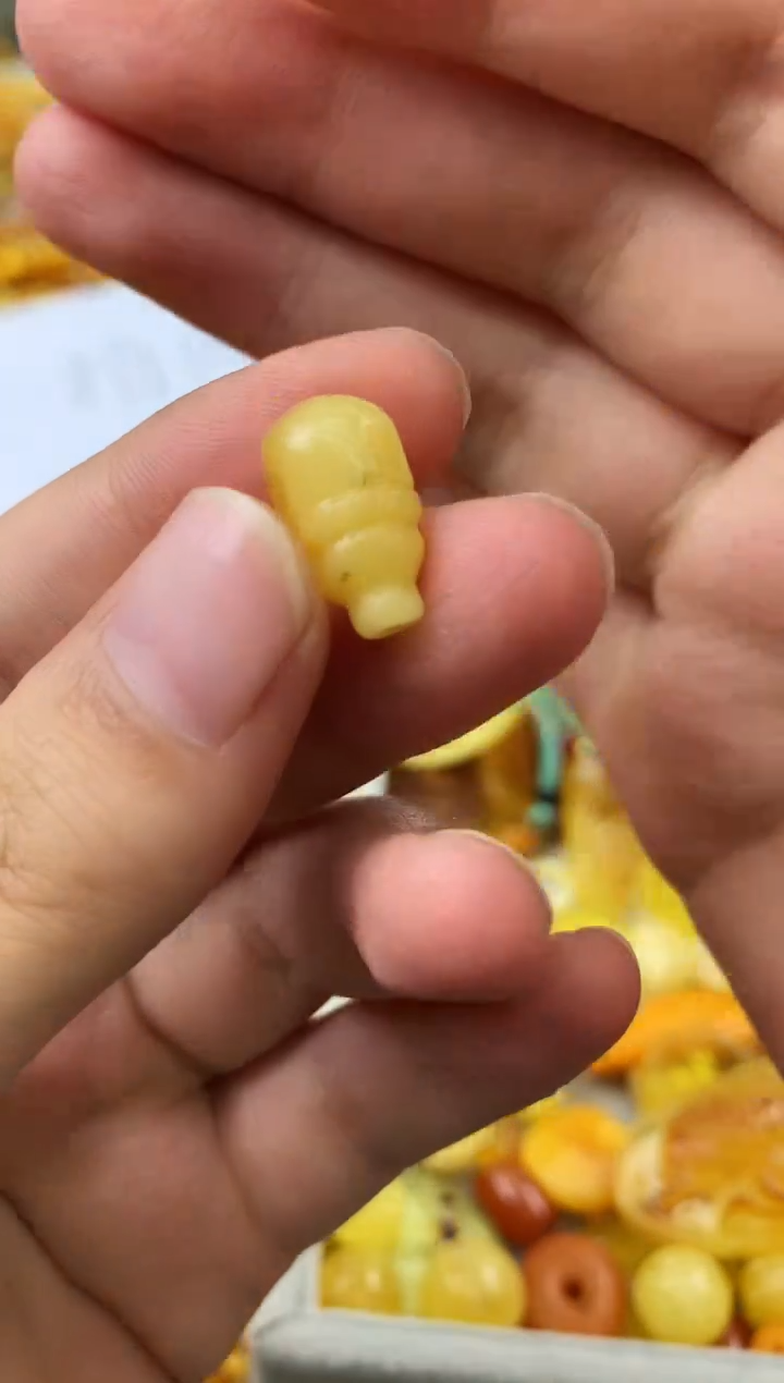 未镶嵌琥珀珠宝奇石165