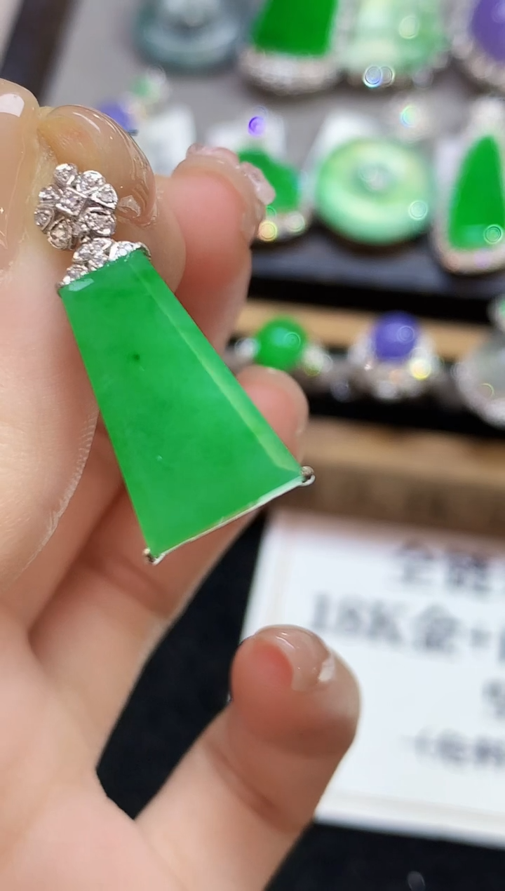 吊坠(不含链)18K金镶嵌翡翠多样性发其一