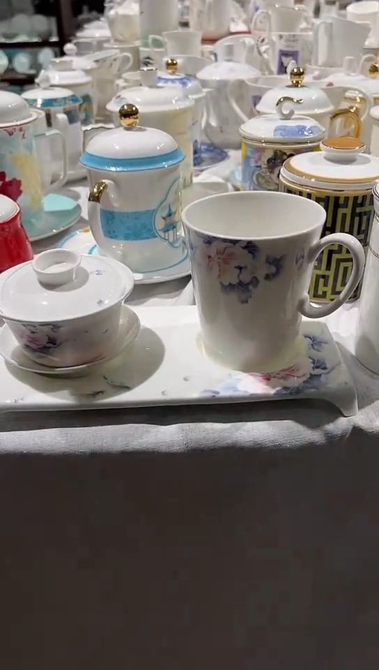 骨瓷三件盖碗+杯子+托盘