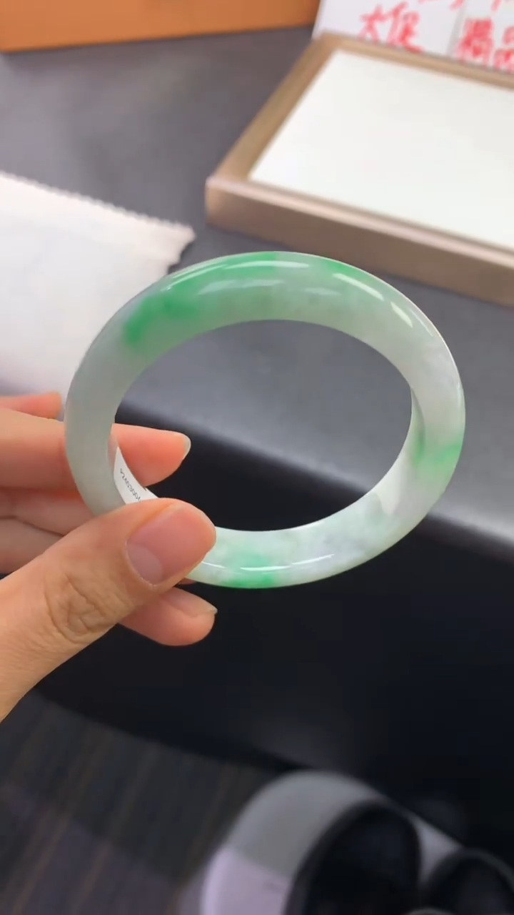 未镶嵌手镯翡翠退货需手镯吊牌标签完好