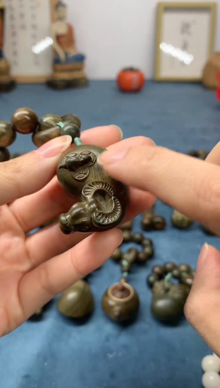 【闪购商品】维腊木（绿檀）把件数你牛 盘玩件