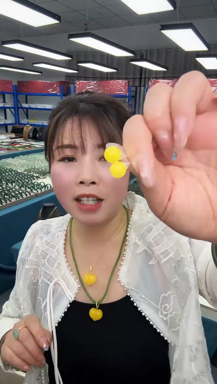 卡10mm满蜜鸡油黄耳钉