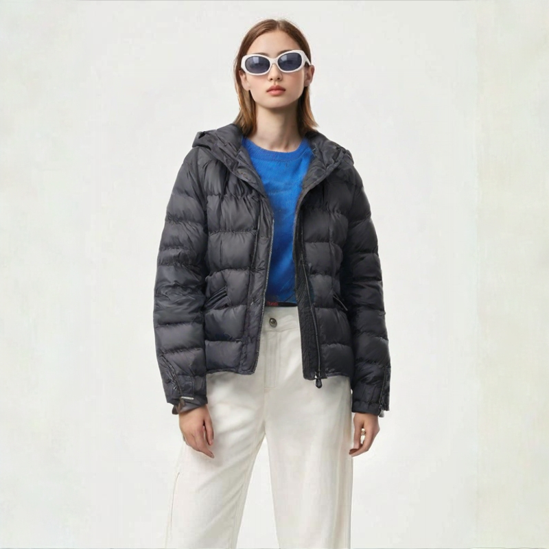 95新 MONCLER  Moncler 蒙口黑色短款漫画标羽绒服 2 码/dd686