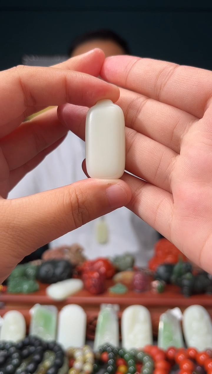 和田玉未镶嵌颈饰吊坠