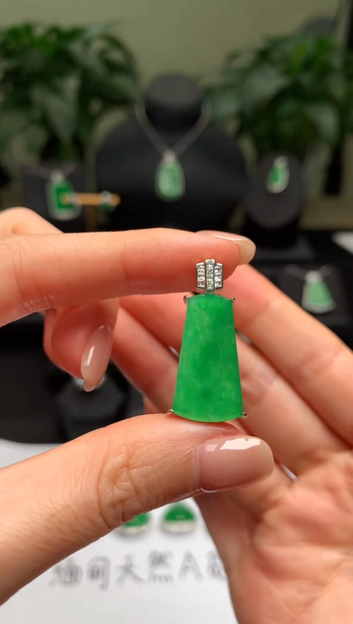 颈饰18K金镶嵌翡翠无事牌