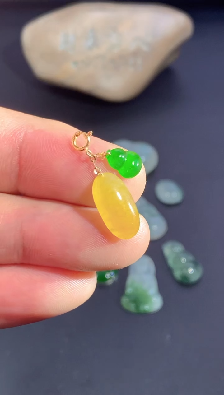 颈饰18K金镶嵌翡翠        