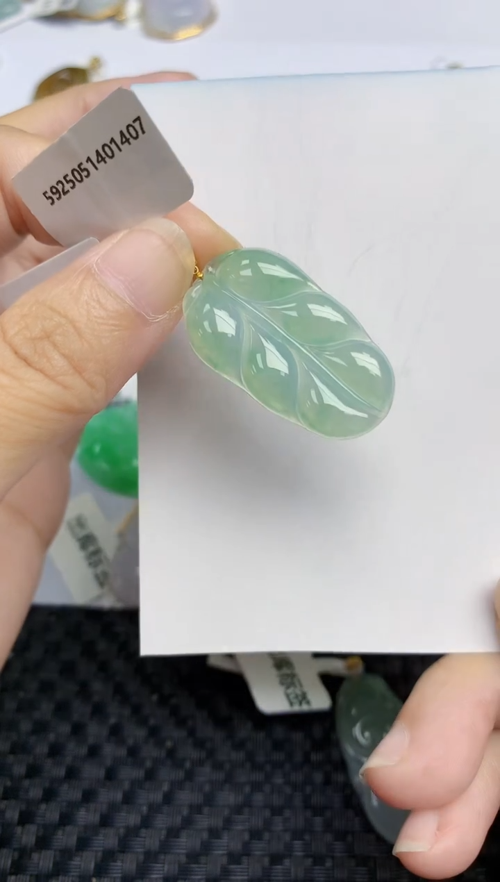 翡翠18K金镶嵌颈饰天然翡翠A货