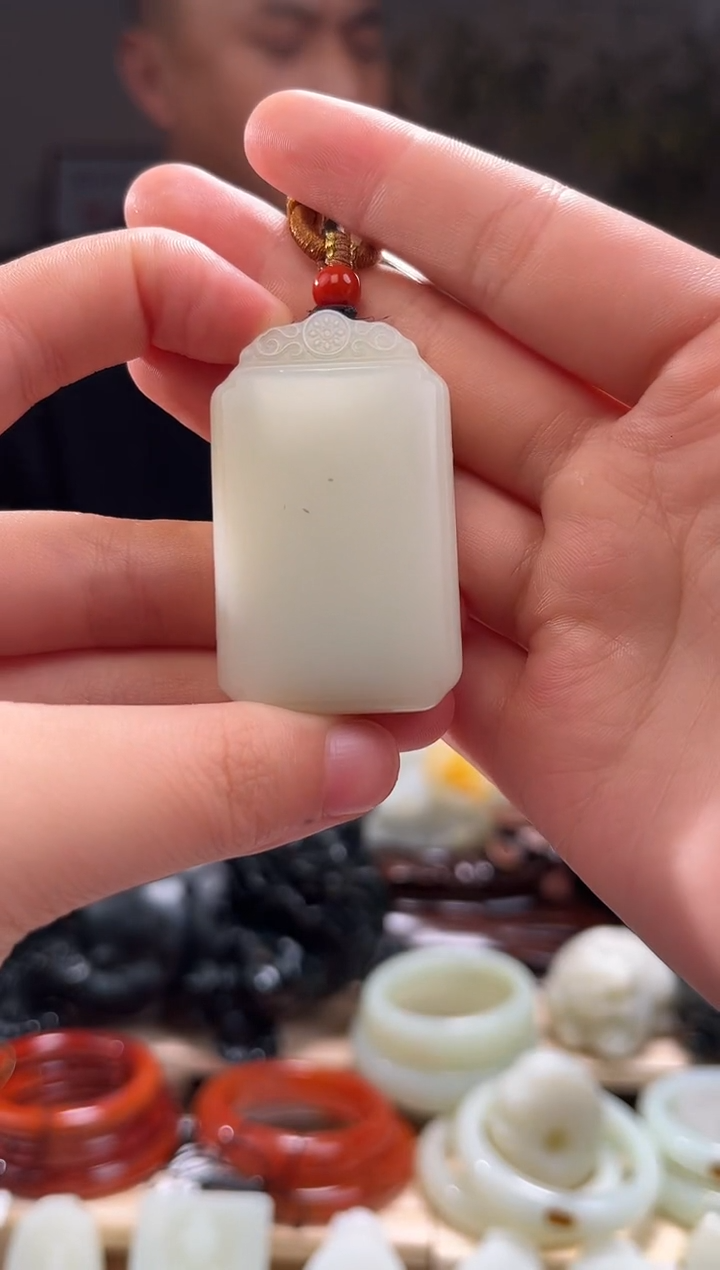 和田玉未镶嵌颈饰吊坠