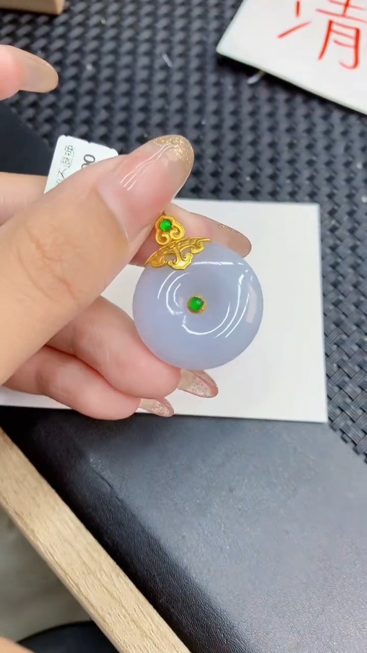 翡翠18K金镶嵌颈饰             81