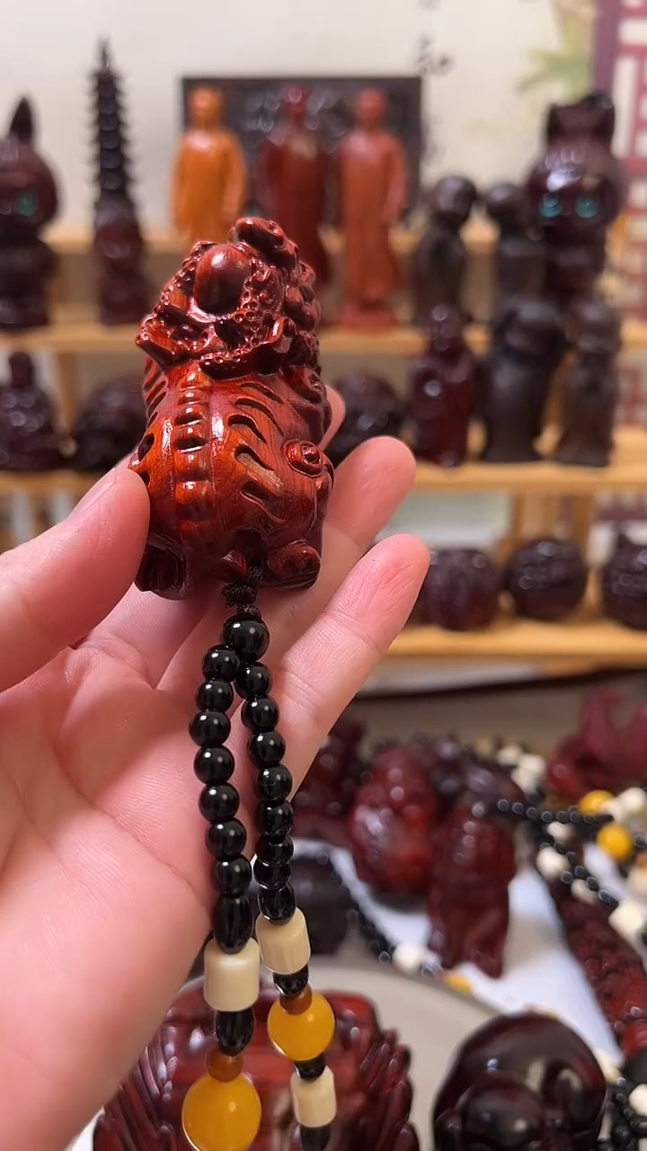 木质类霸王公貔貅手把件紫檀木