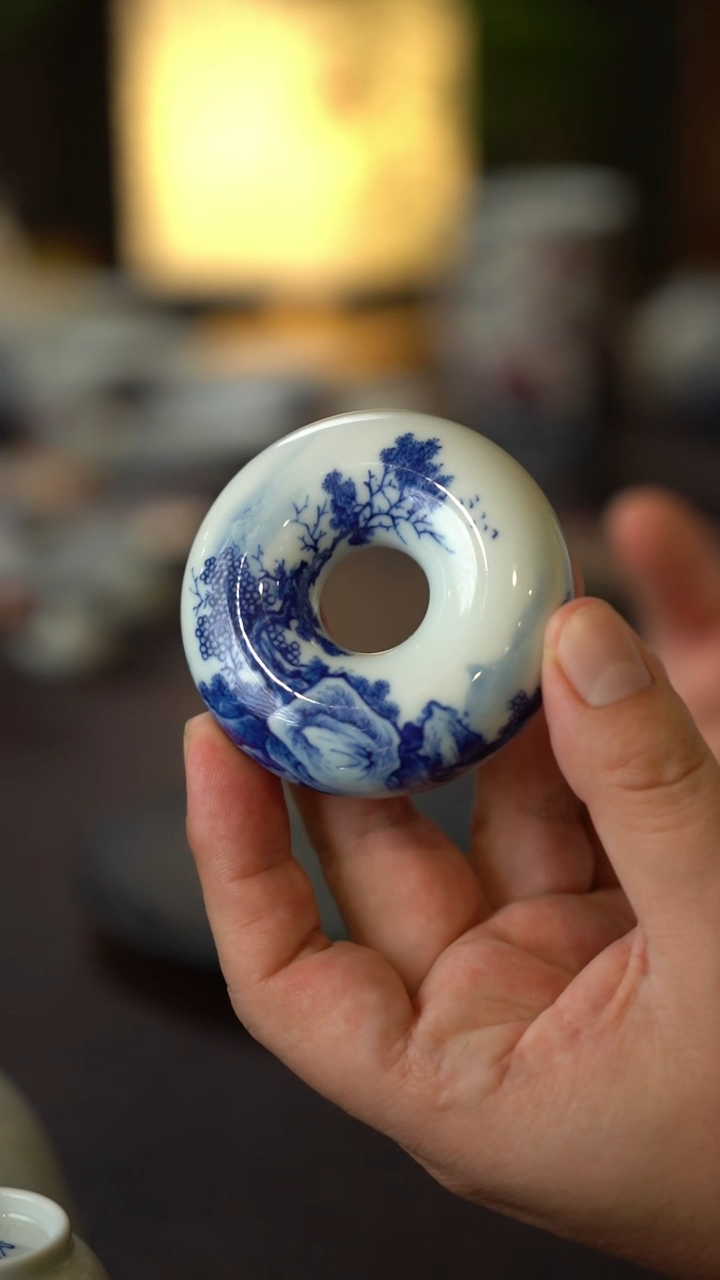 景德镇全手工手绘精工青花山水圆盖置（微瑕）