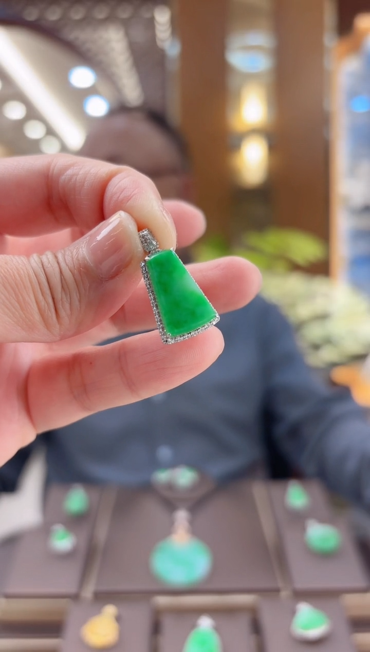 【闪购商品】翡翠吊坠(赠链)18K金镶嵌无事牌吊坠