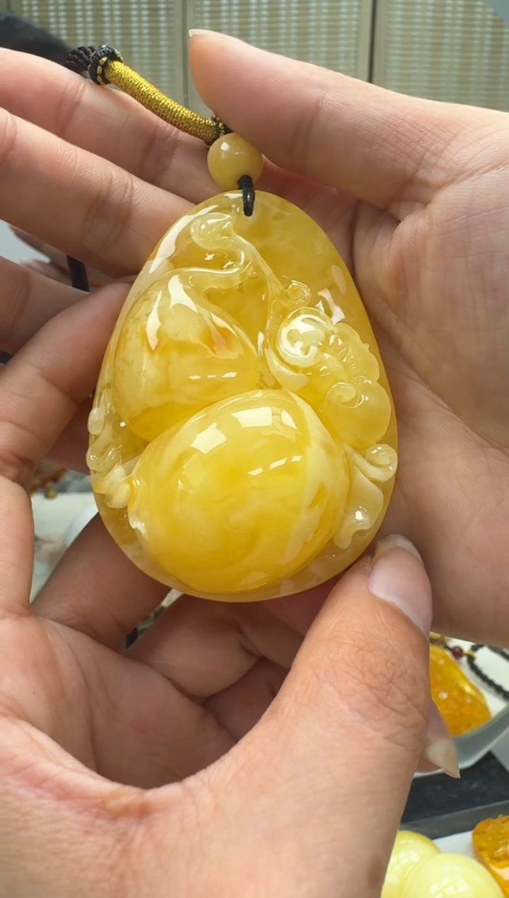 未镶嵌颈饰琥珀如图