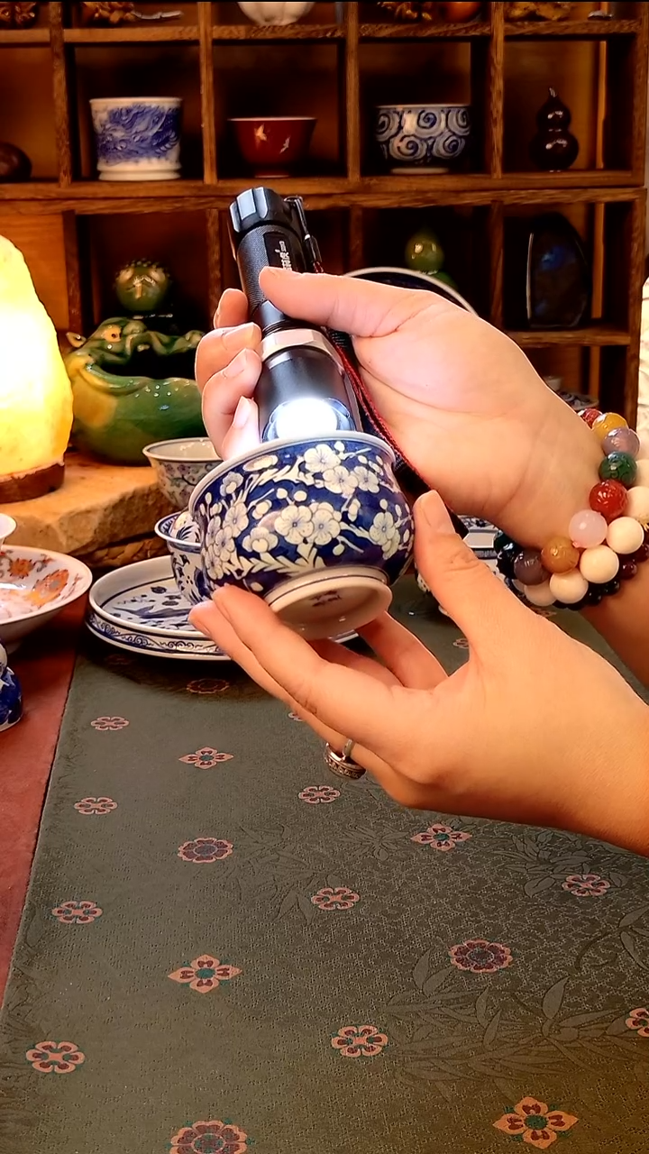 【手工手绘蓝底冰梅炉式杯】