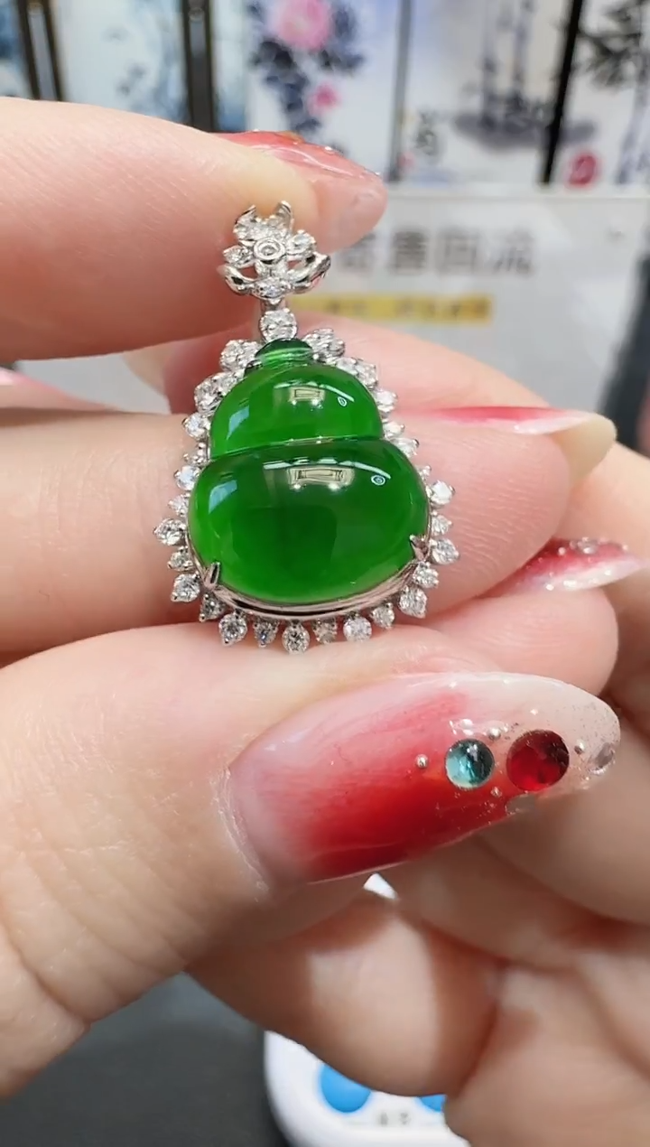 颈饰18K金镶嵌翡翠浅**柔寄售回流，24小时鉴赏期