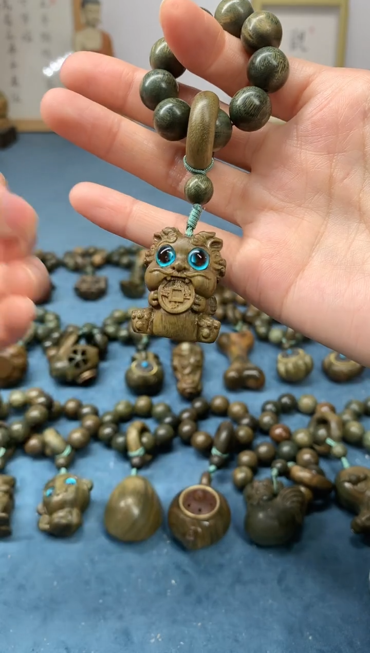 【闪购商品】维腊木（绿檀）把件吞金兽 盘玩件