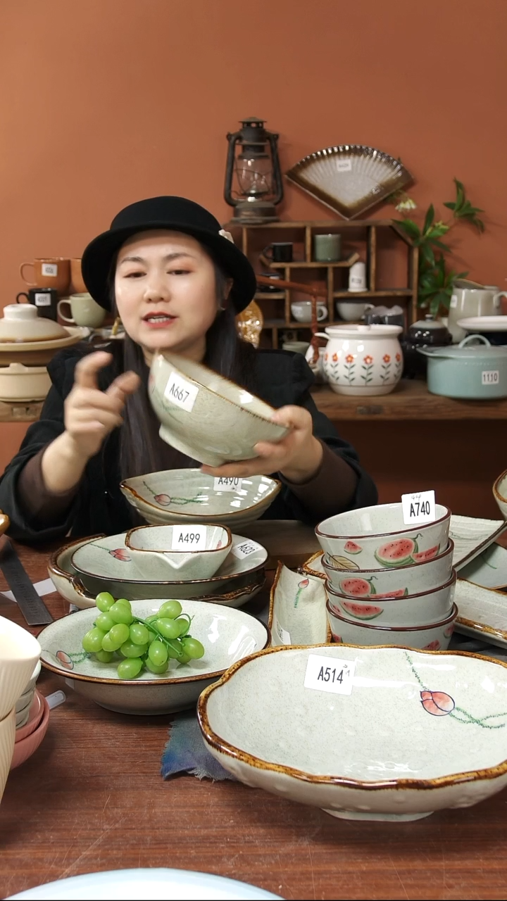 陶瓷A667 手绘荷花黑点18*8.5碗可能微瑕18*8