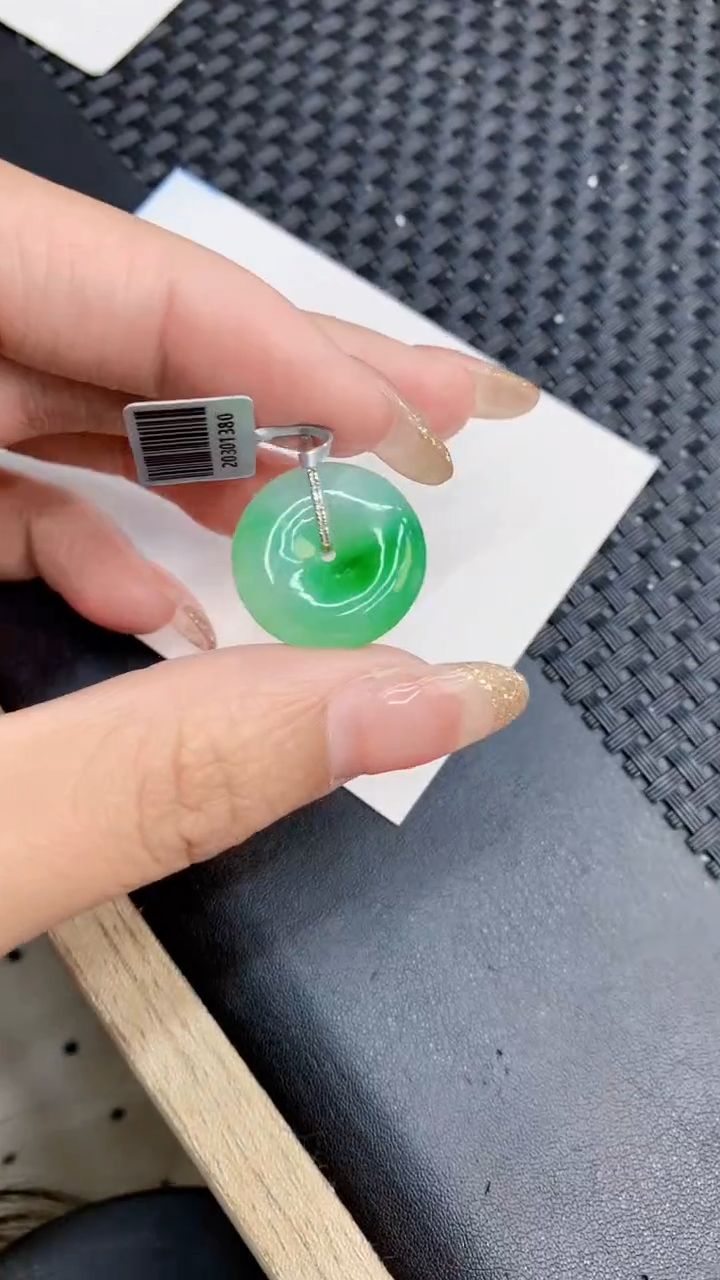 翡翠18K金镶嵌颈饰             81
