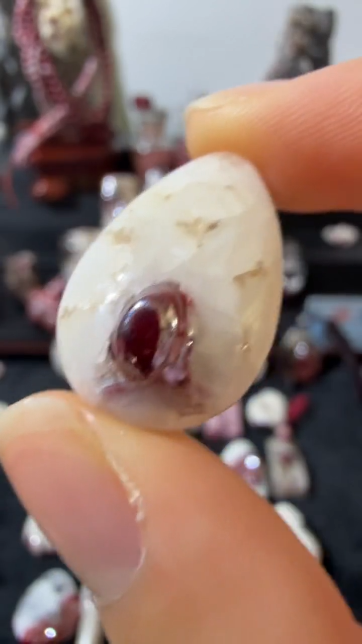 天然辰砂天然辰砂天然朱砂大晶砂随行吊坠