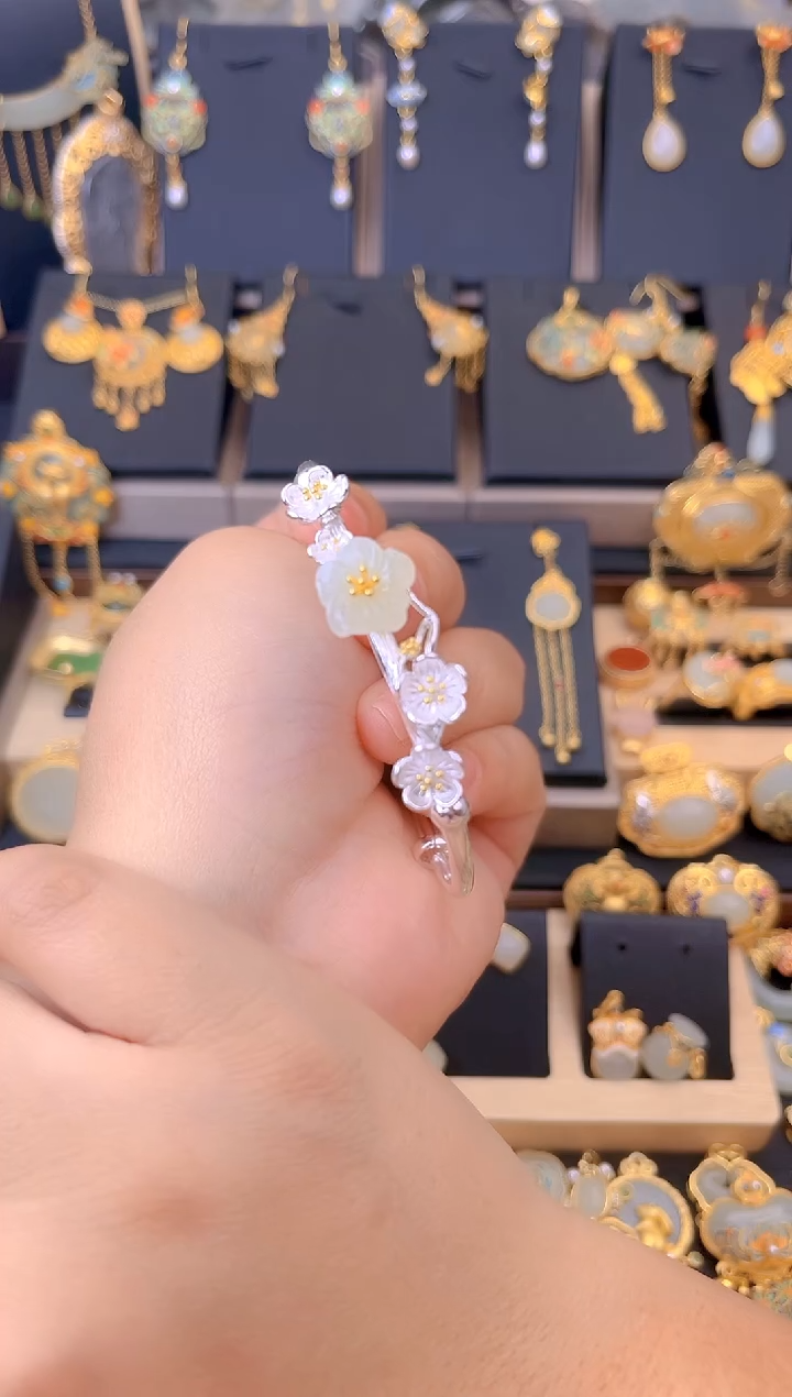 【闪购商品】和田玉手镯银S925镀金镶嵌梅花手镯