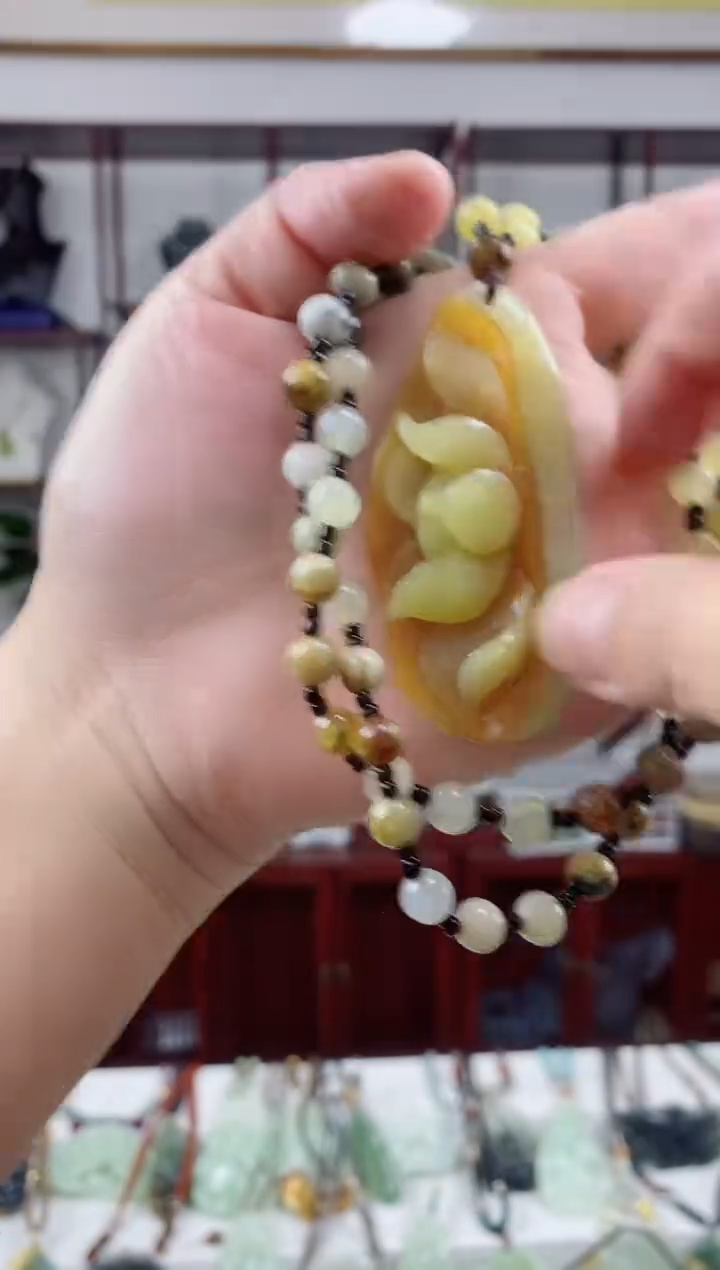 未镶嵌岫玉颈饰1