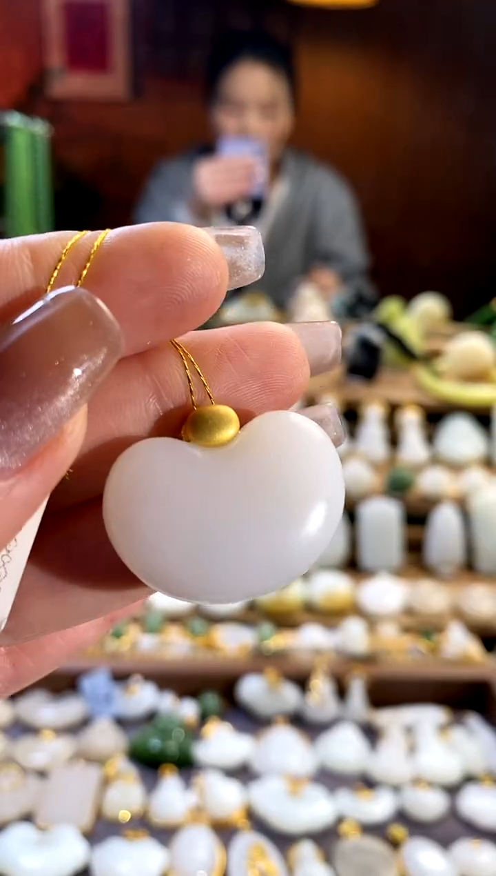 【闪购商品】和田玉吊坠18K金镶嵌。