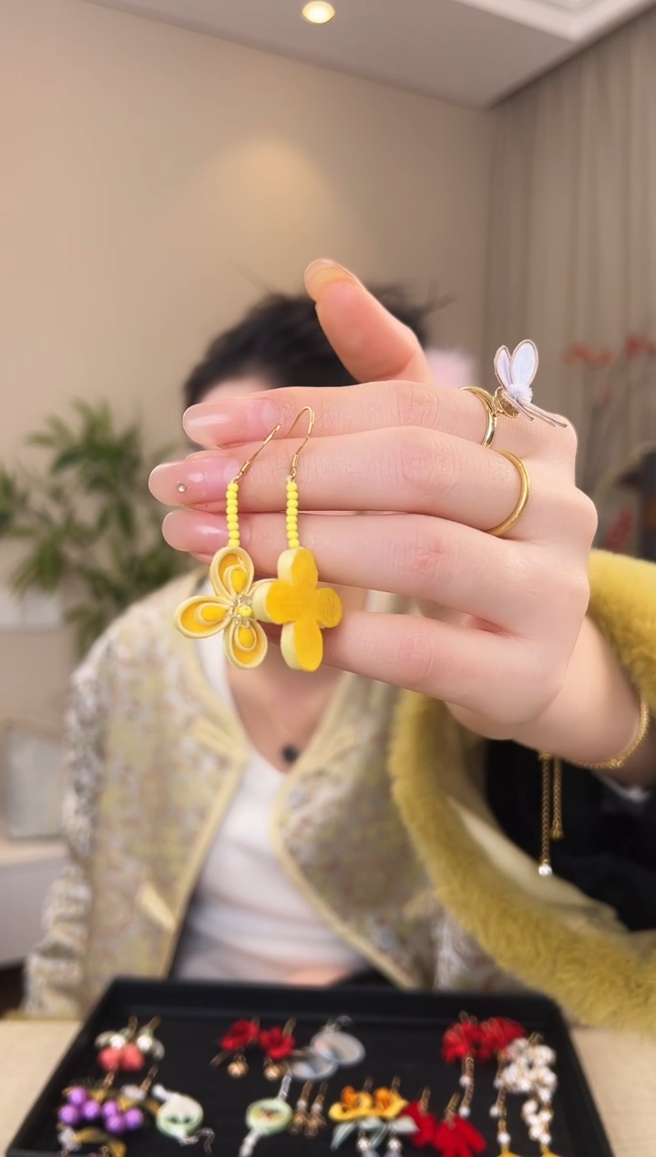 刺绣黄色盘扣耳环