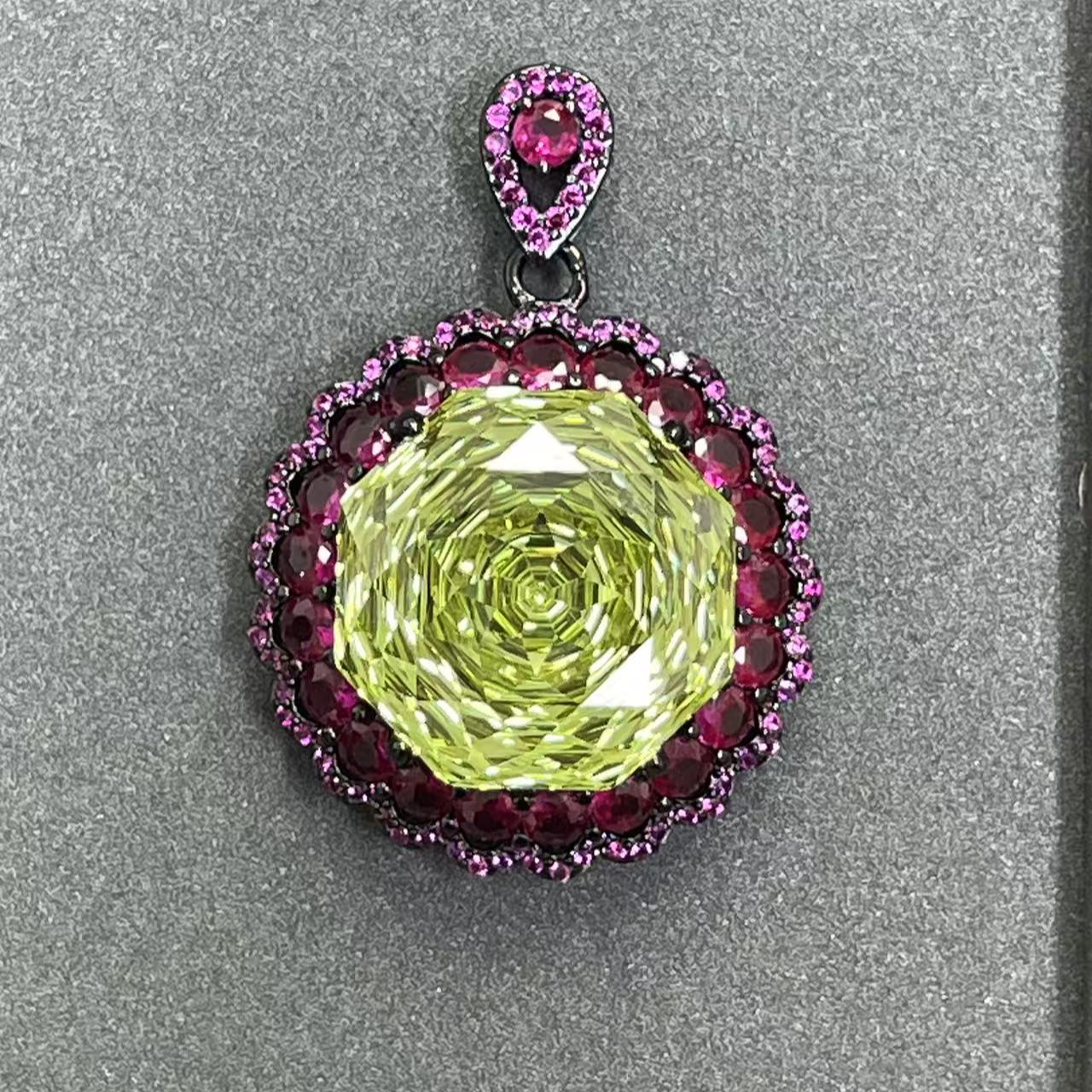 宝阁甄选绿红花吊坠495