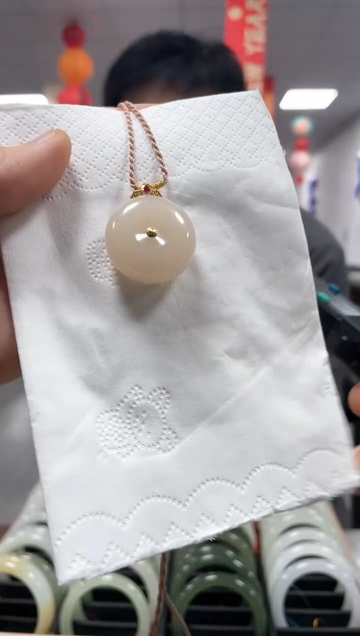 【闪购商品】和田玉颈饰18K金镶嵌藕粉挂件一件