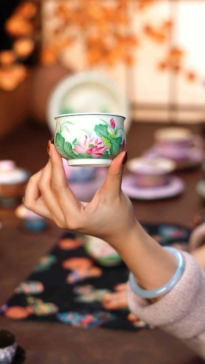 米黄手绘荷花炉式杯