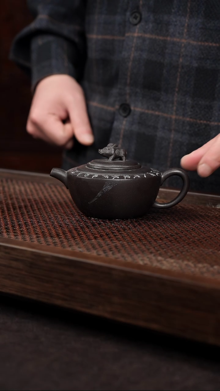【闪购商品】紫砂茶壶黑料刻绘野猪壶