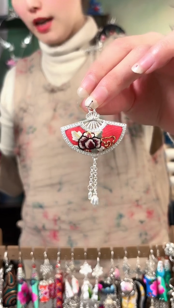 彩云南阁非遗老绣饰品438*