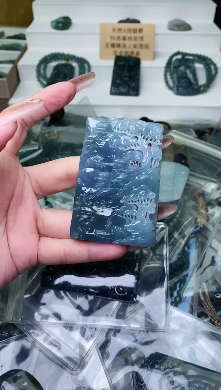 颈饰未镶嵌翡翠 