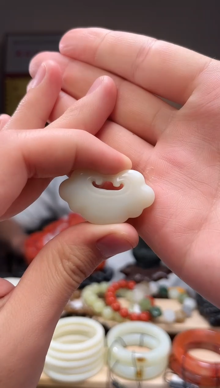 颈饰未镶嵌和田玉吊坠