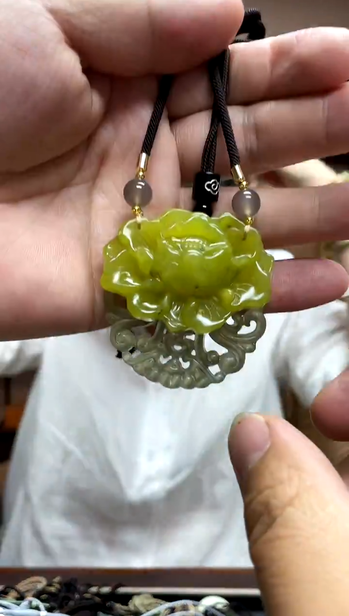 岫玉未镶嵌吊坠·微瑕