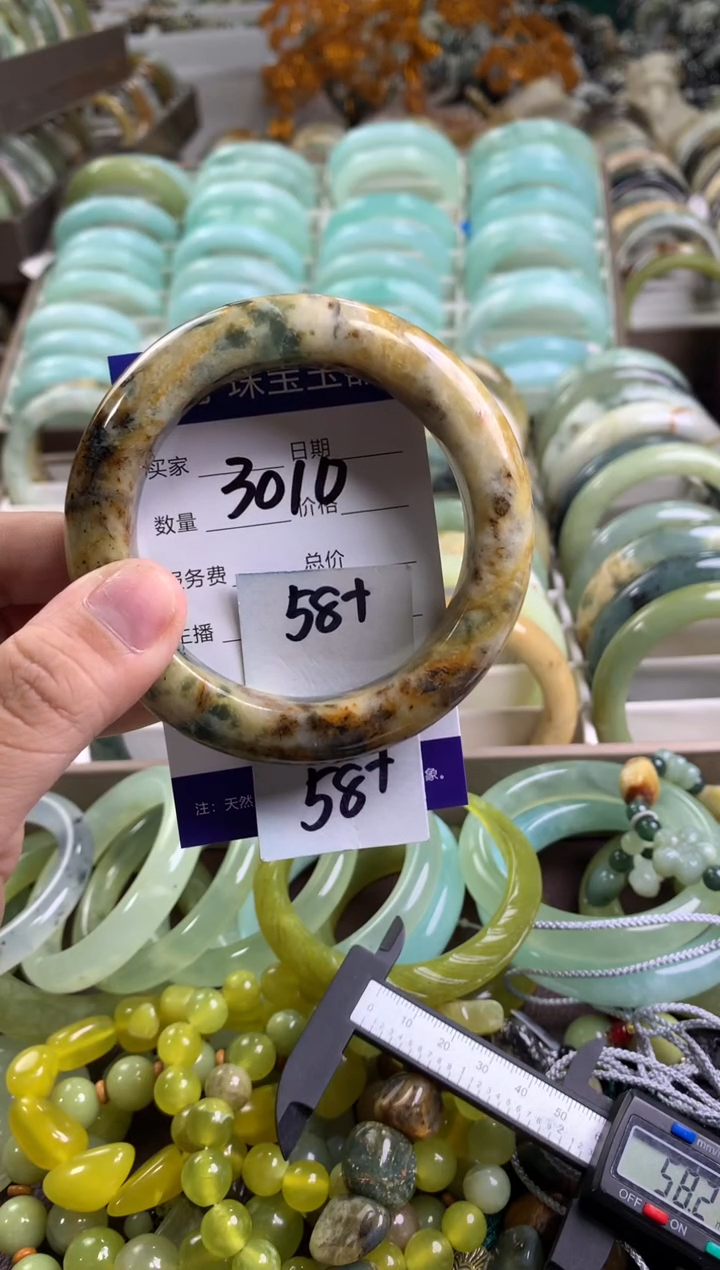 【闪购商品】蛇纹石玉手镯未镶嵌3010