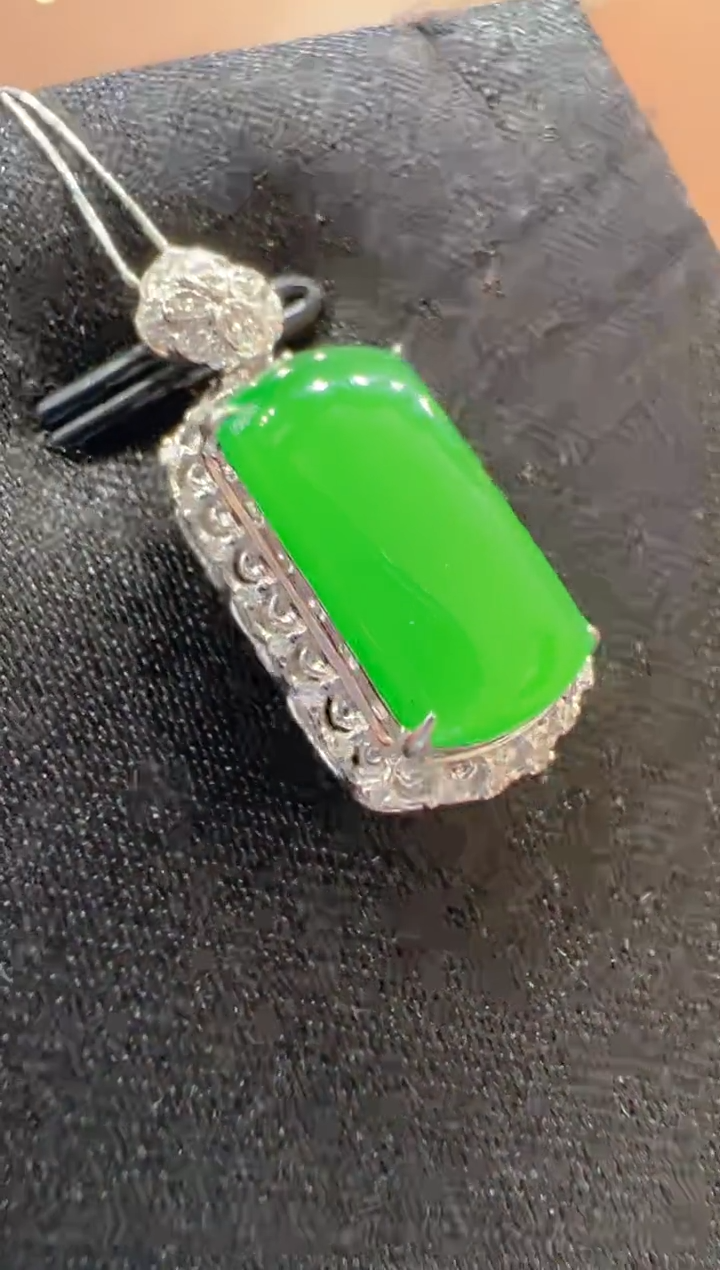 【闪购商品】翡翠吊坠(不含链)18K金镶嵌       