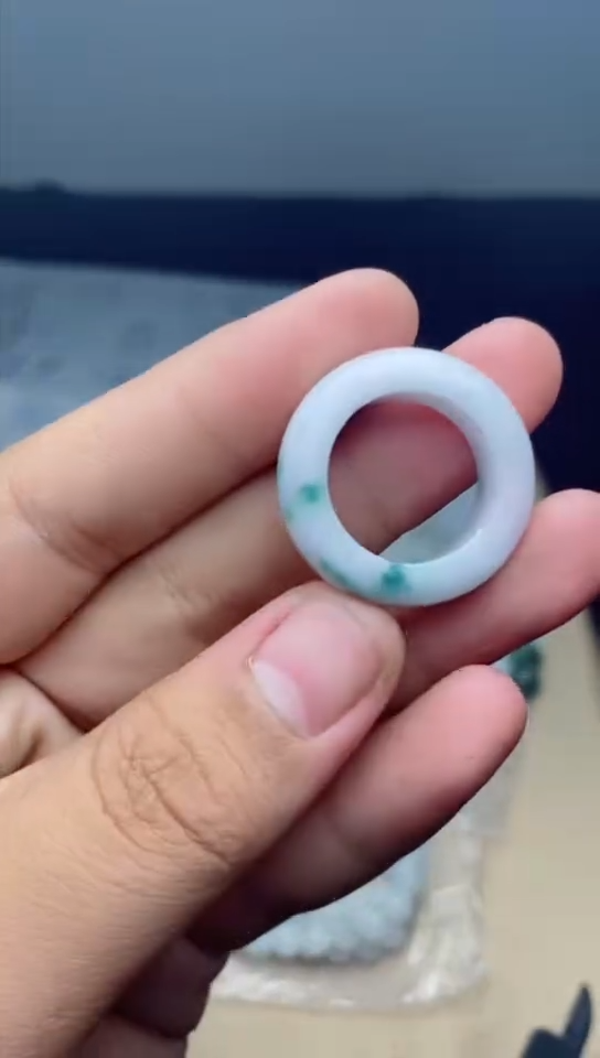 翡翠未镶嵌颈饰戒指