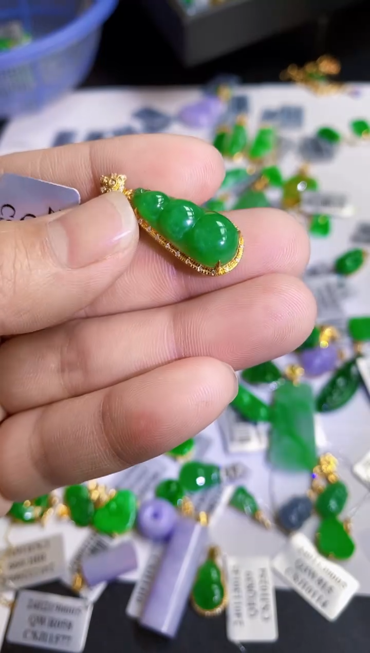【闪购商品】翡翠颈饰18K金镶嵌豆
