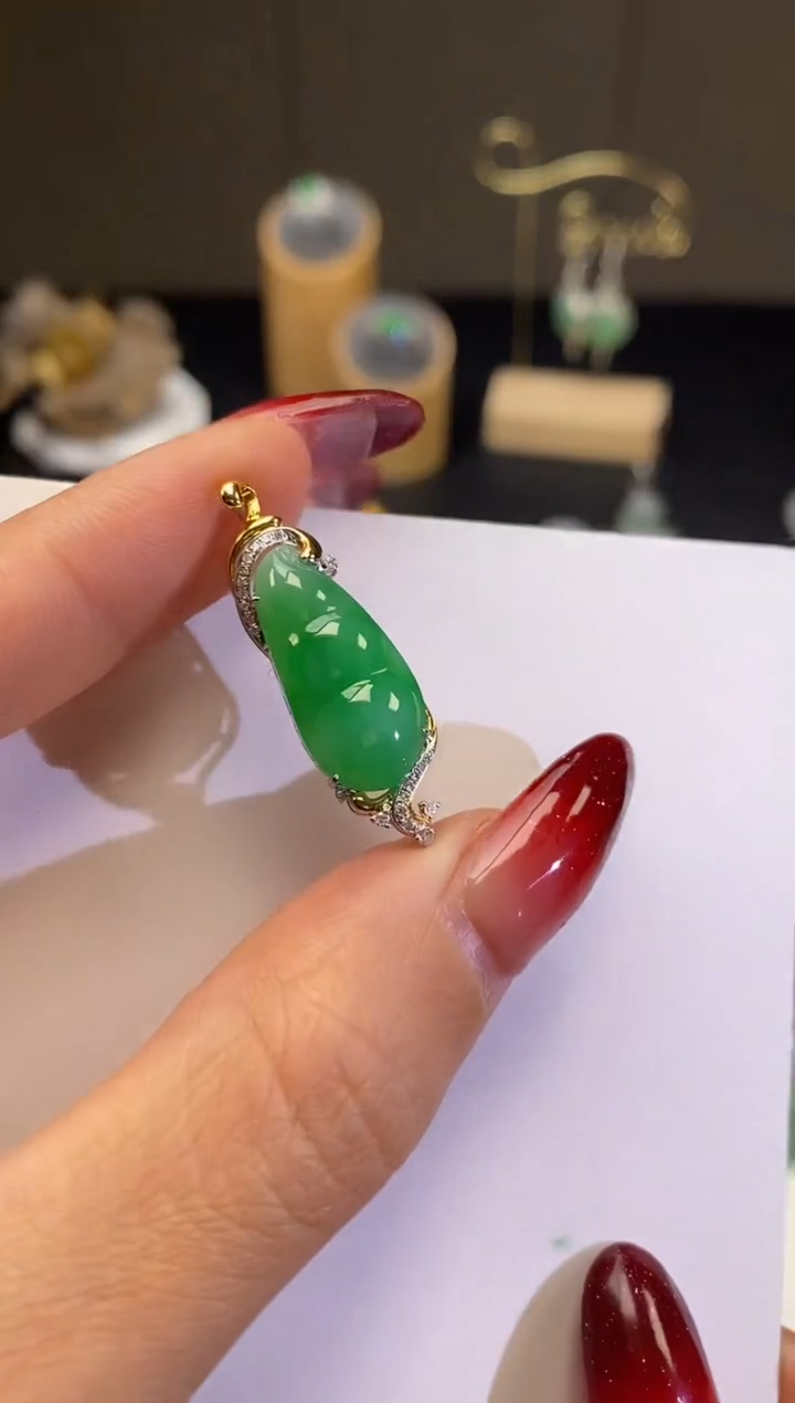 【闪购商品】翡翠吊坠(不含链)18K金镶嵌豆子