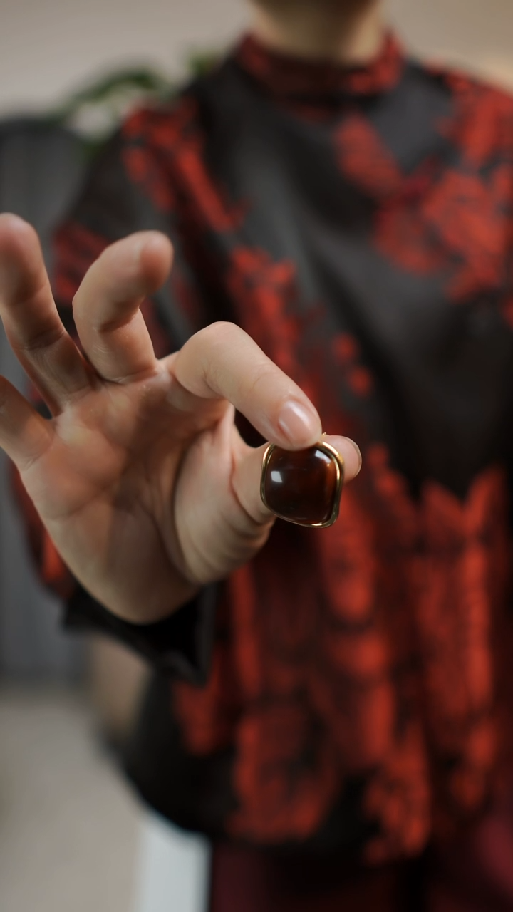 黄钛金红虎泊石耳钉，一对