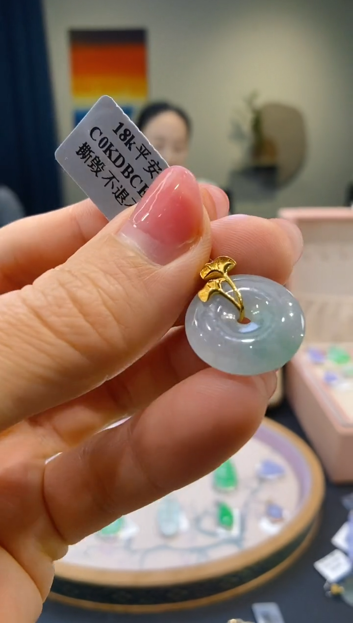 【闪购商品】翡翠吊坠(不含链)18K金镶嵌平安扣