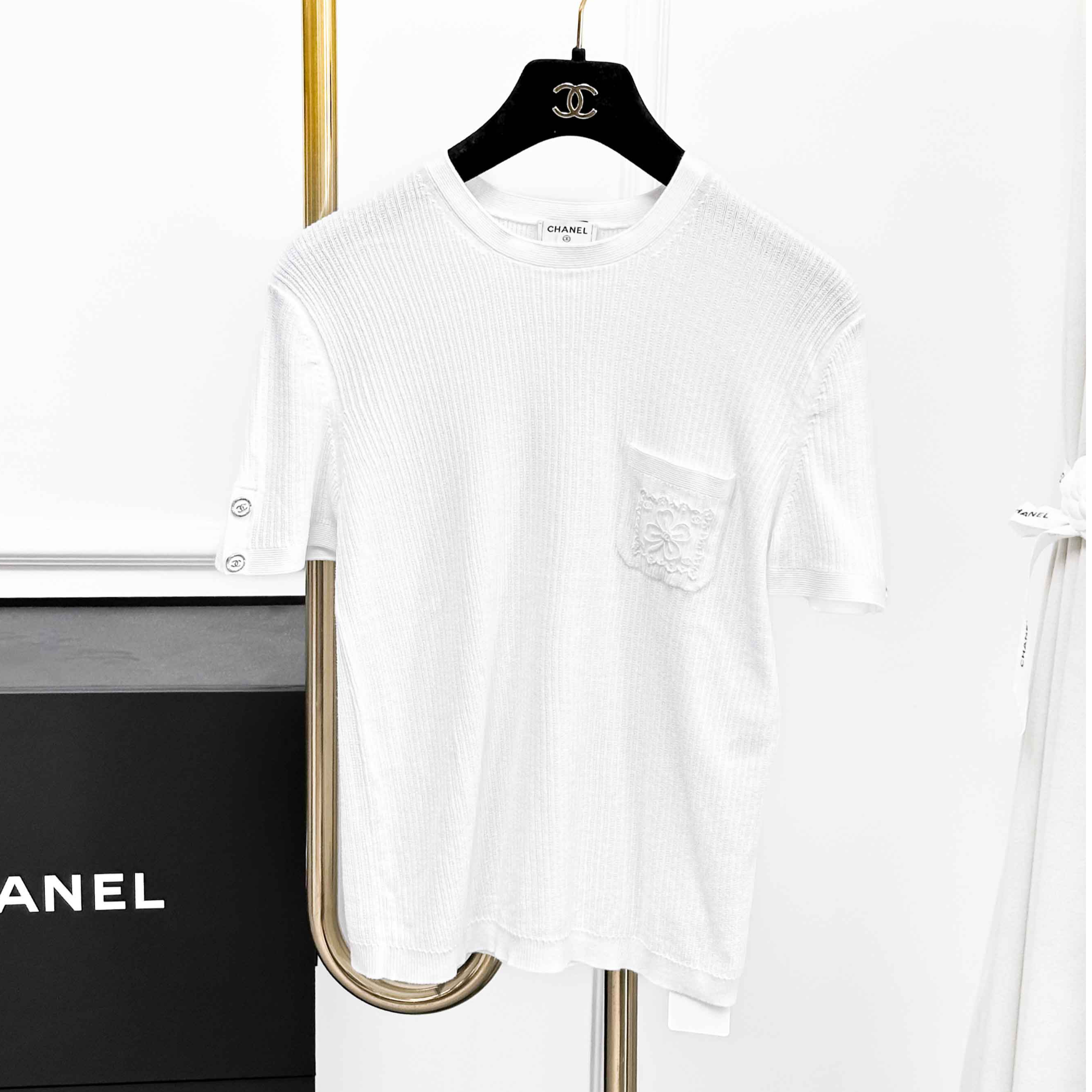 99新 Chanel/香奈儿 40码24P白色口袋四叶草刺绣针织短袖上衣