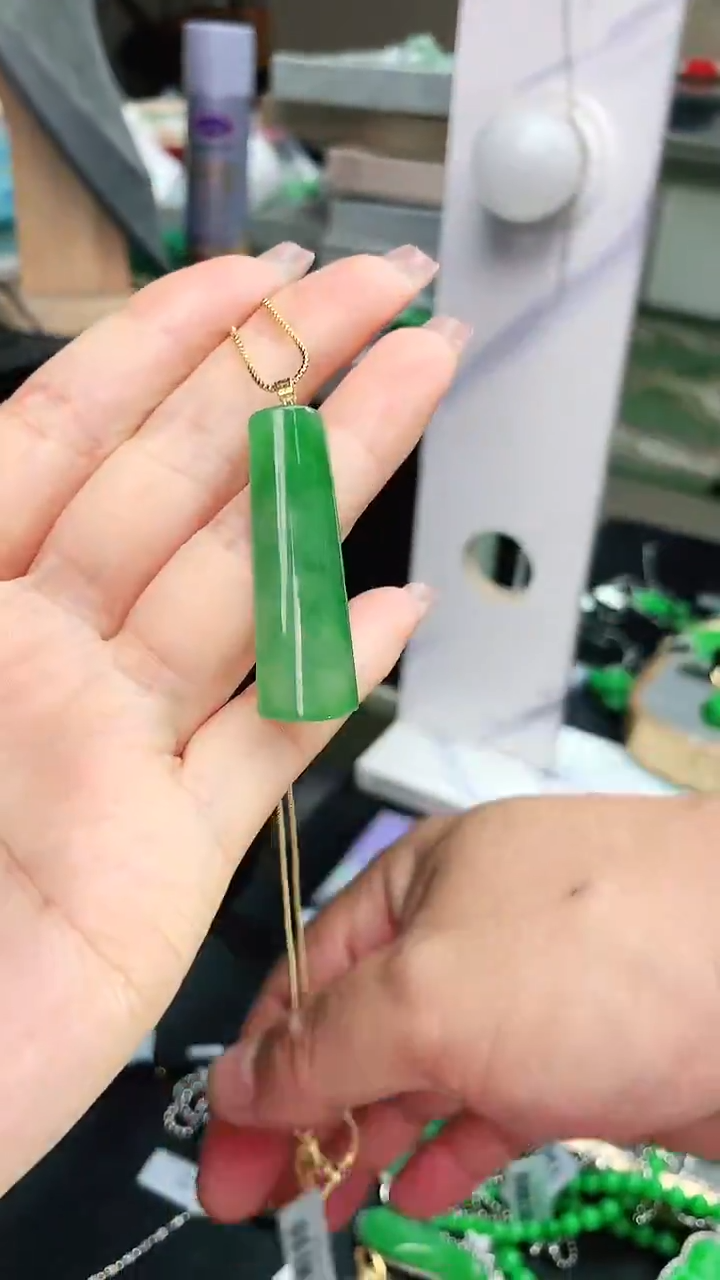 颈饰18K金镶嵌翡翠赠礼盒证书 