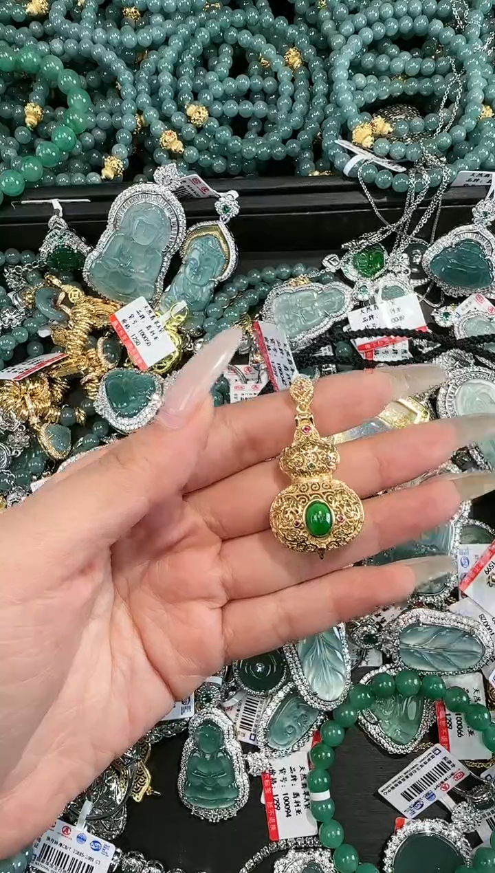 【闪购商品】翡翠吊坠(赠链)未镶嵌天然翡翠A货