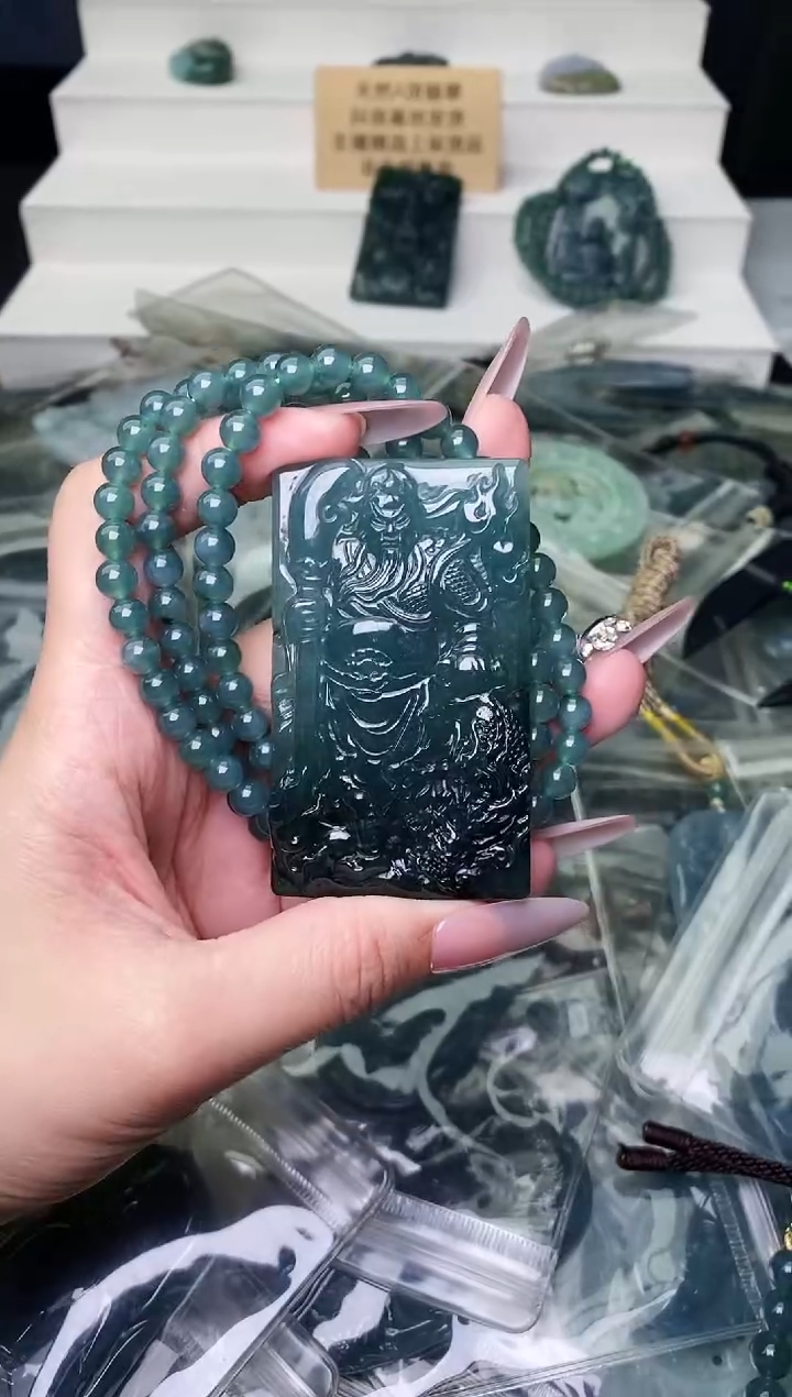 颈饰未镶嵌翡翠 